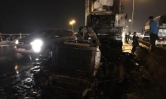 Xe container chở hoa quả bốc cháy dữ dội trên cầu Thanh Trì