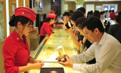 Cuối ngày vía Thần Tài, dân công sở kéo nhau đi mua vàng
