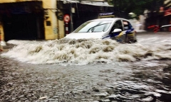 Hà Nội mưa lớn, nhiều tuyến đường ngập sâu