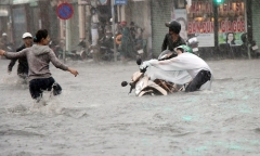 Mưa lớn ở Sài Gòn, hàng chục người đi xe máy ngã nhào