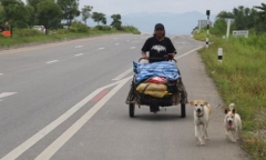 Cảm động người đàn ông đi bộ hơn 1.500 km để thực hiện lời hứa với bạn gái