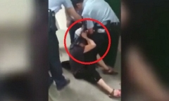 Video: Cám cảnh cháu trai la hét, kéo tóc bà trên phố vì không được mua đồ chơi mới