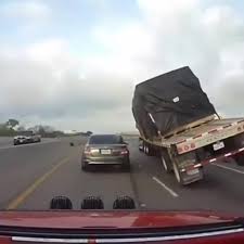 Video: Sởn tóc gáy khi xe container chao nghiêng, suýt đè bẹp xe con