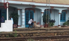 Đu tàu hỏa, hành khách nước ngoài bị cán lìa chân trái