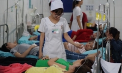 Tin mới nhất vụ hàng trăm công nhân ngất xỉu sau bữa ăn
