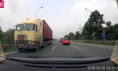 Clip: Container ngang nhiên đi ngược chiều trên đại lộ Thăng Long