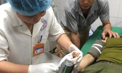 Bác sĩ dùng cưa sắt, cứu bàn tay bệnh nhân mắc trong máy xay thịt