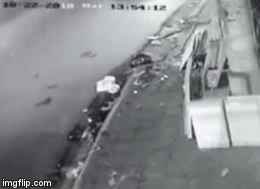 Video: Phẫn nộ ô tô chạy ngược chiều, đâm xe đạp rồi bỏ chạy