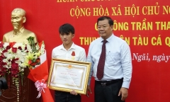 Trao tặng Huân chương Dũng cảm cho ngư dân cứu người giữa biển