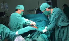 Cứu sống bệnh nhân bị thủng ruột với gần 2 lít máu trong ổ bụng