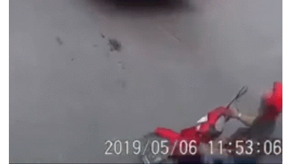 Video: Người phụ nữ đi xe máy bị cuốn vào gầm container sau pha tạt đầu nhớ đời