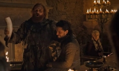 Bất ngờ xuất hiên một ly cà phê Starbucks trong 'Game of Thrones'