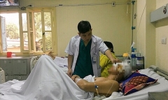 Cứu sống nam công nhân bị thanh kim loại găm sâu vào mặt