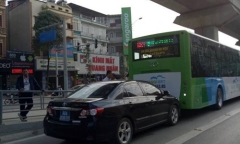 Xe ô tô biển xanh đâm trúng đuôi xe buýt nhanh BRT