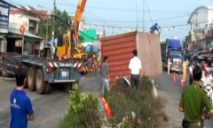 Tây Ninh: Xe container tông thẳng vào nhà dân vì tài xế ngủ gật