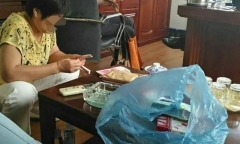 Điều bí mật vô tình bị phát hiện trên trần phòng tắm căn nhà mới mua