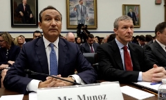 CEO United Airlines xin lỗi quốc hội Mỹ về vụ kéo lê bác sỹ David Dao