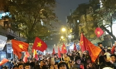 Cổ động viên đổ ra đường ăn mừng sau chiến thắng của U23 Việt Nam