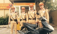 Hà Nội: CSGT bắt thanh niên đi xe tay ga mang biển số giả