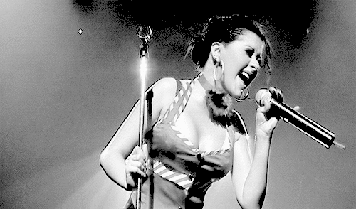Người phụ nữ suýt vỡ thận vì hát Karaoke quá hăng