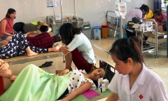 Hơn 50 người nhập viện cấp cứu trong lúc đi du lịch ở biển Hải Tiến