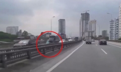 Video: 2 cô gái phóng xe máy ngược chiều trên cao tốc, ô tô chạy 70km/h không đuổi kịp
