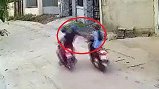 Video: 2 tên cướp chạy xe máy áp sát, giật điện thoại của nữ công nhân