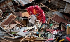 Nam nhân viên cứu hộ Indonesia đau đớn khi thấy thi thể người cha ôm chặt em gái