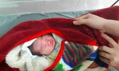 Đi tập thể dục, phát hiện bé gái sơ sinh còn nguyên dây rốn bị bỏ rơi