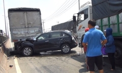 Tai nạn liên hoàn, vợ chồng già bị kẹp chặt giữa 2 ô tô gào khóc cầu cứu