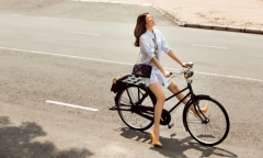  Hoa hậu Phạm Hương hoá “Quý cô Dior” đạp xe dạo phố Sài Gòn