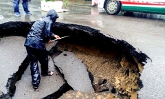 Sau mưa lớn, hố