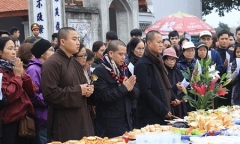 Hà Nội: Hàng vạn người phóng sinh 5 tấn cá xuống sông Hồng