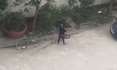 Người phụ nữ quét rác xuống cống bị phạt 1 triệu đồng