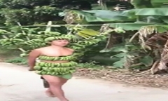 Bộ sưu tập nội y sáng tạo từ buồng chuối, rơm rạ