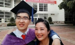 Khâm phục bà mẹ đơn thân nuôi con bại não thành nghiên cứu sinh đại học Harvard