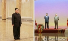 Ông Kim Jong-un viếng lăng cha, cam kết 