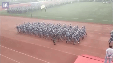 Video: Bay giày trong lúc diễu hành và pha xử lý gây