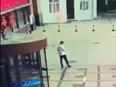 Video: Kinh hoàng cảnh thanh niên đứng nghịch điện thoại bị người phụ nữ nhảy lầu rơi trúng