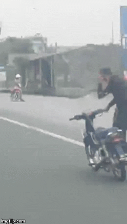 Video: Hãi hùng cảnh thanh niên đứng hẳn sang một bên vừa lái xe vừa đánh võng trên quốc lộ