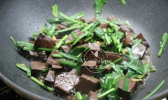 Tiết heo xào siêu bổ dưỡng mà chỉ chưa đến 20 nghìn đồng