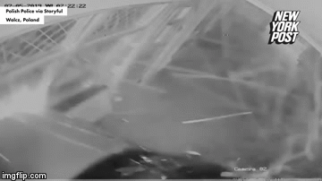 Video: Nữ tài xế lái ôtô đâm tan nát cửa hàng rượu, bình thản trộm 1 chai rồi bỏ đi