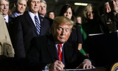 Ông Trump ký Đạo luật quốc phòng 738 tỷ USD, lập quân chủng vũ trụ
