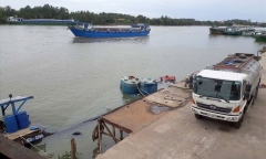 Hàng chục tấn hóa chất a-xít Clohydric chìm trên sông Đồng Nai