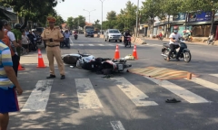 Va chạm xe máy, người đàn ông ngã ra đường bị xe ô tô cán tử vong