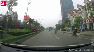 Video: Bé trai đột ngột băng qua đường, tài xế ô tô hoảng hốt suýt gây tai nạn