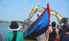 Quảng Ngãi: Hai tàu cá bị sóng đánh chìm, chủ tàu thiệt hại nặng