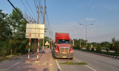 Đi rút tiền lương mua quần áo cho con, 2 vợ chồng bị xe container cán tử vong