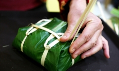 Màn gói bánh chưng Tết không cần khuôn nhanh, đơn giản và 'siêu' vuông khiến nhiều người thán phục
