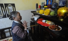 Văn khấn cúng gia tiên ngày Rằm tháng Chạp đầy đủ nhất